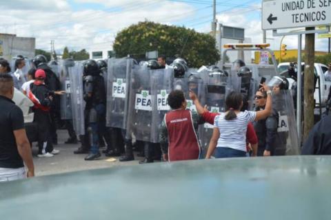 Se enfrentan granaderos y pobladores por un choque en Acuitlapilco imagen 1