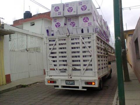 El PRI ahora sí saca despensas de damnificados