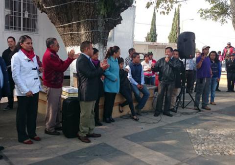 Ahora Adriana Dávila entrega lentes en Teolocholco imagen 1