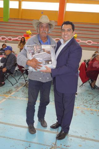 Festejan a los abuelitos de Calpulalpan con una orquesta danzonera imagen 2
