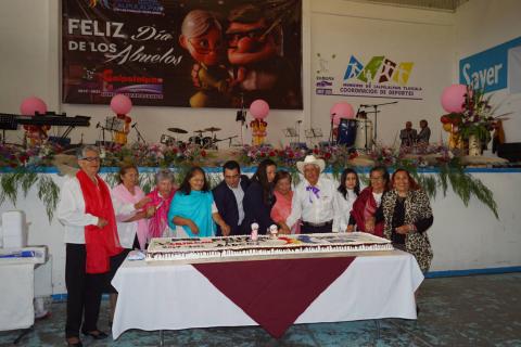Festejan a los abuelitos de Calpulalpan con una orquesta danzonera imagen 1