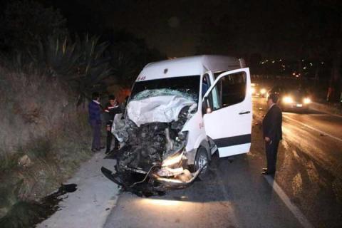 Automóvil de lujo embiste a una colectiva en carretera Tlaxcala Apizaco imagen 3