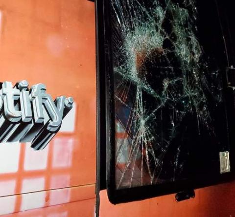 Enloquece alcalde Tzompantepec y organiza turba para golpear a músicos