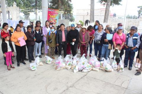 Alcalde de Xaltocan y el DIF entregan apoyos alimentarios a personas vulnerables