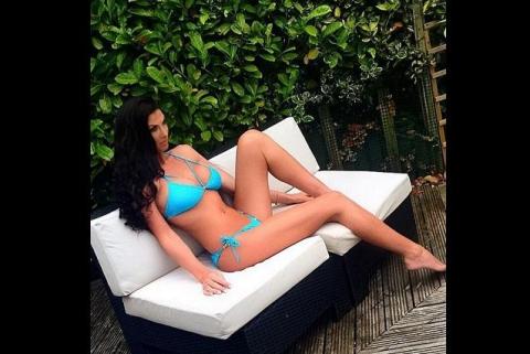 Alice Goodwin comparte sensuales selfies presumiendo grandes escotes imagen 2
