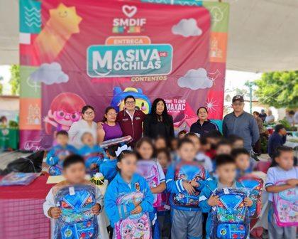 Reciben mil 200 niños mochilas gratuitas en Amaxac de Guerrero imagen 1