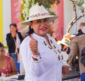 Ana Lilia Rivera emite su voto en Tlaxcala; llama a ejercer ese derecho