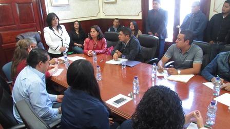 Acerca alcaldesa beneficios de salud a familias pobres imagen 1