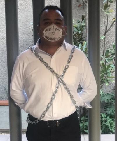 Se encadena en las oficinas del PAN para exigir una candidatura