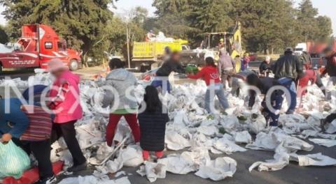 Vuelca camión cargado de papayas en Tocatlán: su operador resultó ileso