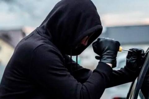 Le dan su San Valentín a automovilista robándole su unidad