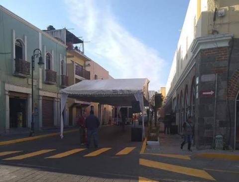 Tachan a edil de Apetatitlán de burro e inepto por cerrar calle imagen 2