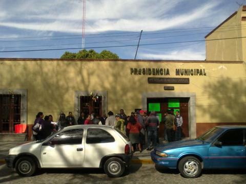 Cierran trabajadores alcaldía de Apetatitlán por falta de pagos imagen 2