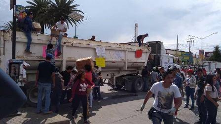 Vehículo desconocido intentó llevarse víveres recolectados en Apizaco