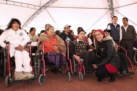 Apizaquenses resultan beneficiados con sillas de ruedas imagen 1