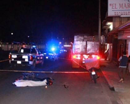 Choca joven su moto contra tráiler y pierde la vida instantaneamente
