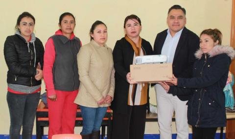 Alcalde de Tetla entrega apoyos a instituciones educativas imagen 1
