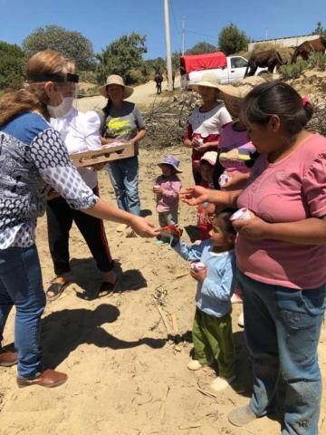 Personal del SMDIF Huamantla entrega apoyo alimentario en la comunidad de Pilares imagen 2