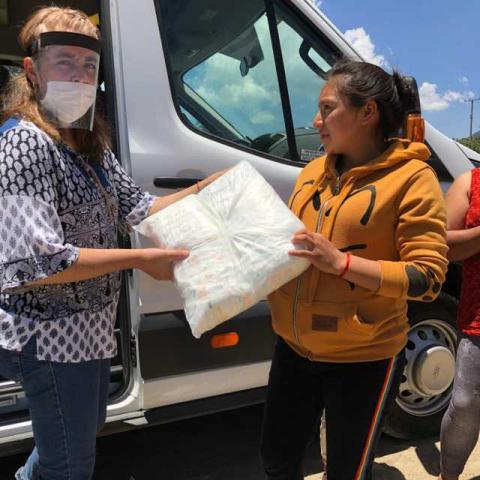 Personal del SMDIF Huamantla entrega apoyo alimentario en la comunidad de Pilares imagen 5