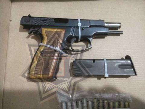 Policía detienen a sujeto en estado de ebriedad jugando con un arma de fuego imagen 2