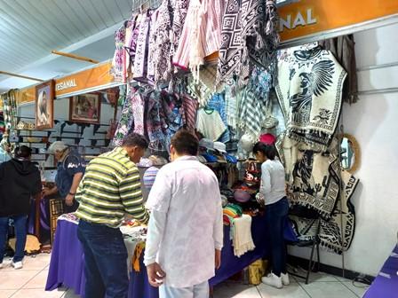 Visitantes adquieren productos artesanales en la Feria de Tlaxcala