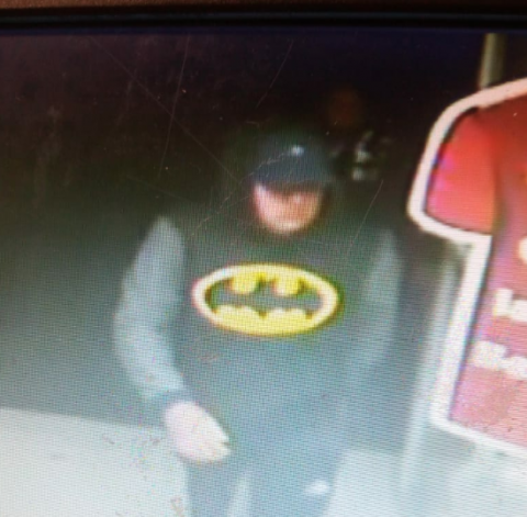 Batman asalta Oxxo mientras policías de la capital duermen