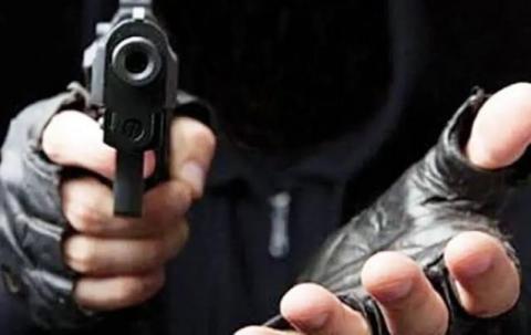 Hombres armados aprovechan la noche y roban colectiva