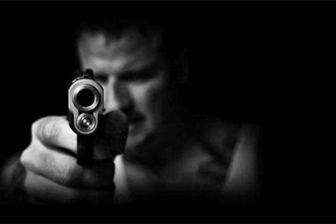 Trio de delincuentes armados con pistolas asaltan comercio