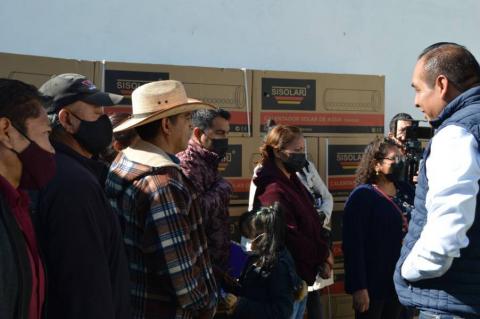 Miguel Ángel Caballero Yonca entrega 35 calentadores solares en Ixtenco