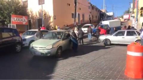 Burócratas generan caos vial al exigir pago a alcalde de Apetatitlán