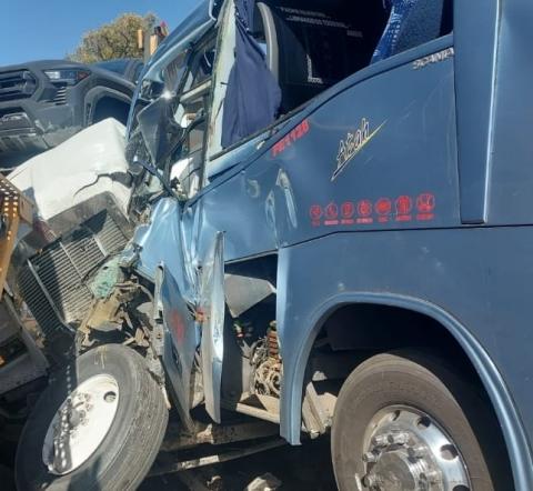 Tráiler embiste a autobús de ATAH y deja varios lesionados imagen 2
