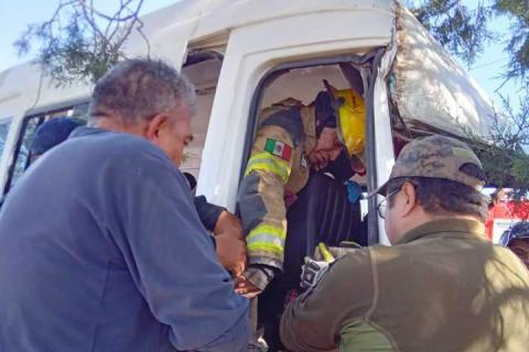 Coordina Protección Civil de Huamantla atención inmediata a 12 trabajadores lesionados en choque imagen 1