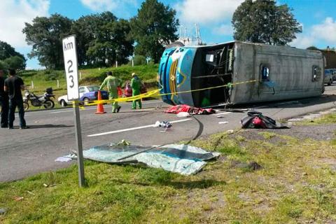 Deja volcadura en carretera un muerto y 2 heridos