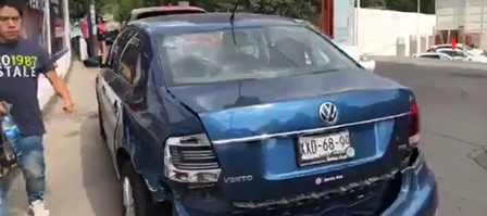Atropella a una persona, se da a la fuga, choca con auto y barda imagen 1