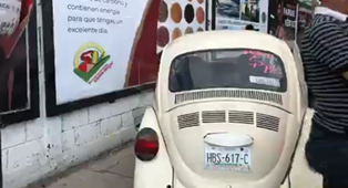 Atropella a una persona, se da a la fuga, choca con auto y barda imagen 2