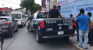 Atropella a una persona, se da a la fuga, choca con auto y barda imagen 3