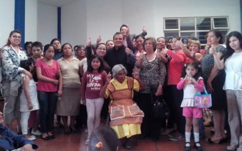 Víctor Manuel con vecinas y amigas simpatizantes Víctor Manuel con vecinas y amigas simpatizantes