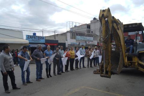Alcalde pone en marcha la pavimentación de 4 calles con un monto de 3mdp. imagen 4