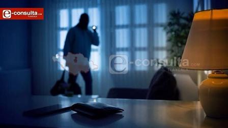 En Ayometla sujetos armados asaltan a familia y se llevan losetas y puertas