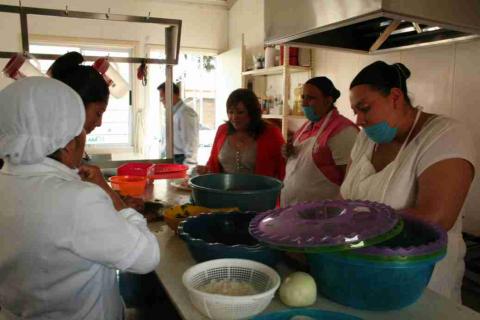 Entrega DIF capitalino más de 800 despensas en escuelas