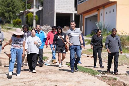 Milagro en Apetatitlán; alcalde Azahín Ávalos “descubre” que hay baches en su municipio