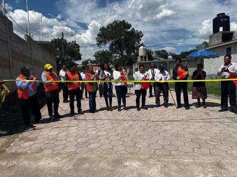 Alcalde de Xaltocan sigue entregando obras que mejoran la comunicación vial imagen 2
