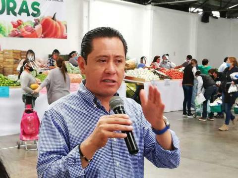 Un éxito el primer supermercado en Nanacamilpa, todo al 50% de su costo real