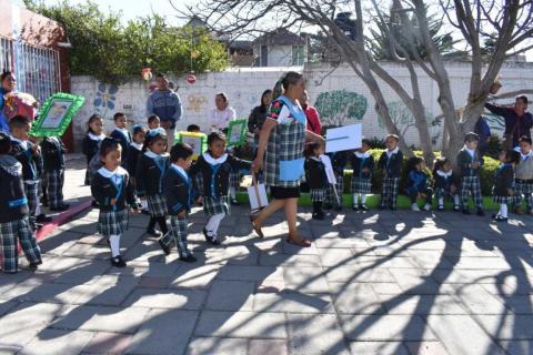 Hacen entrega de uniformes escolares en Secundaria Juan Cuamatziz en Teolocholco imagen 2
