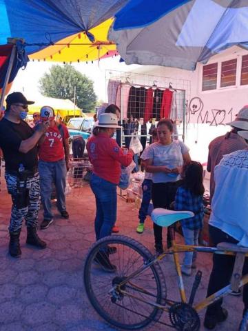 Regalan cubre bocas y gel antibacterial en los tianguis de Tequexquitla imagen 2