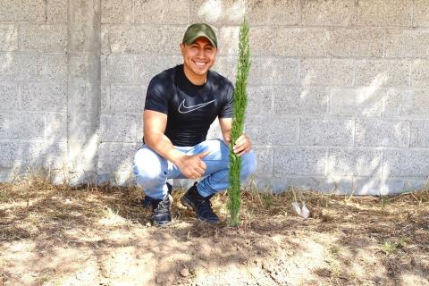 Encabeza Luis Ángel Barroso jornada de reforestación en Cecyte 02 de Xicohtzinco