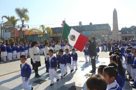 Refuerzan en Huactzinco valores cívicos con Izamiento de bandera imagen 2
