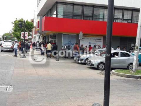 En días de mayor contagio de Covid-19 siguen aglomeraciones en bancos de Apizaco imagen 12