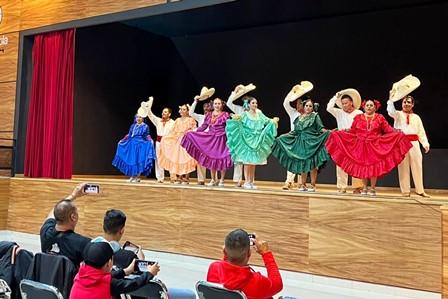 Destaca participación del grupo folclórico magistral “Erandi”