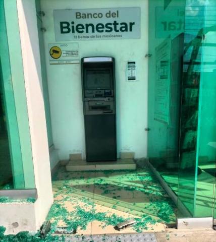 Ráfaga de viento daña puerta de Banco de Bienestar y activa alarma